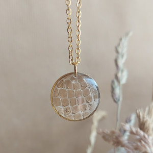 złota zawieszka złoty wisiorek naszyjnik żywica z żywicy wylinka węża wąż