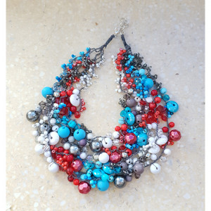 5635 kolorowy naszyjnik; naszyjnik biały, niebieski, czerwony, szary;