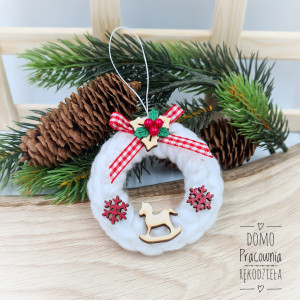 Bombka -wianuszek z ostrokrzewem