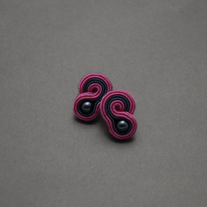 małe, fuksjowo-granatowe kolczyki sutasz