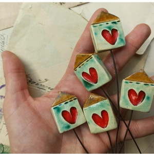 Domki z serduszkiem na druciku