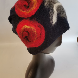 Czapka wełniana filcowana  zimowa handmade w kwiaty