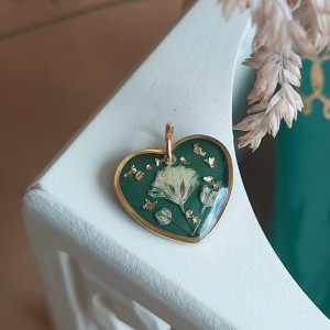 złota zawieszka złoty wisiorek naszyjnik żywica z żywicy prawdziwe kwiaty z kwiatami serce serduszko butelkowa zieleń
