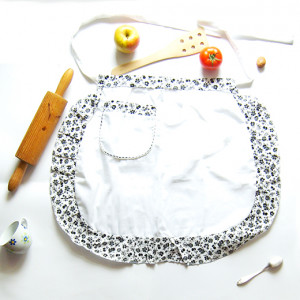 biały fartuszek, fartuszek z bawełny, fartuszek z falbanką, faruszek do kuchni, ładny fartuszek