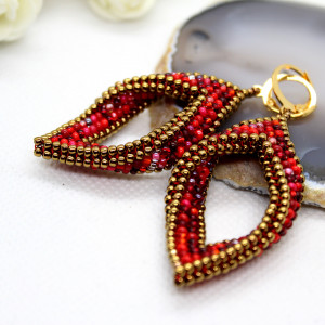 kolczyki szyte z drobniutkich koralików czerwony melanż