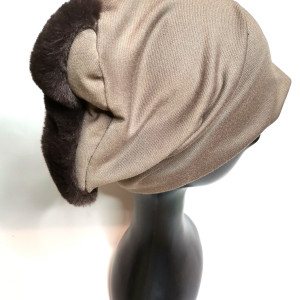 Czapka brązowo bezowa z góra z futrem