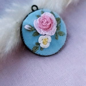 Naszyjnik ręcznie haftowany