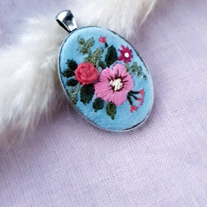Naszyjnik ręcznie haftowany- różany ogród