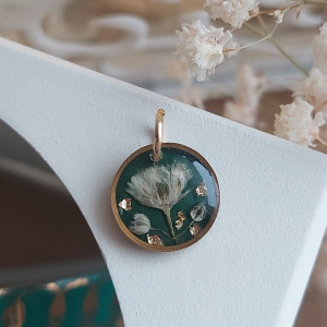 złota zawieszka złoty wisiorek naszyjnik żywica z żywicy kwiaty z kwiatami suszone prawdziwe kwiaty białe kwiaty gipsówka zielona delikatna