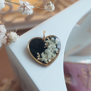 złota zawieszka złoty wisiorek wisior kwiat naszyjnik żywica z żywicy suszone kwiaty serce serduszko naturalny prezent czarne czarna