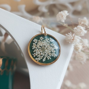 złota zawieszka złoty wisiorek naszyjnik żywica z żywicy kwiaty z kwiatami suszone prawdziwe kwiaty białe kwiaty zielona delikatna