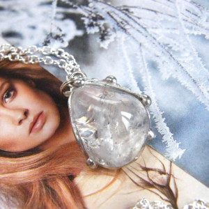 Naszyjnik: wisiorek z łańcuszkiem, kryształ górski bryłka