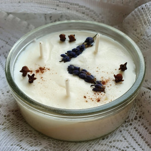 Romantyczna świeczka sojowa z  uroczą dekoracją, świeca sojowa