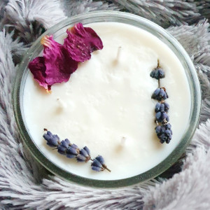 Romantyczna świeca sojowa z uroczą suszoną dekoracją, świeczka sojowa