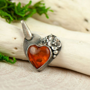 Wisiorek z bursztynem oplecionym kwiatami a707