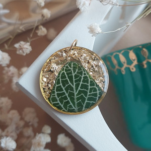 złota zawieszka złoty wisiorek naszyjnik żywica z żywicy kwiaty z kwiatami suszone prawdziwe kwiaty zielonekwiaty zielona fitonia liść delikatna duża