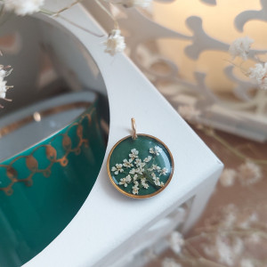 złota zawieszka złoty wisiorek naszyjnik żywica z żywicy kwiaty z kwiatami suszone prawdziwe kwiaty zielone kwiaty zielona delikatna butelkowa zieleń