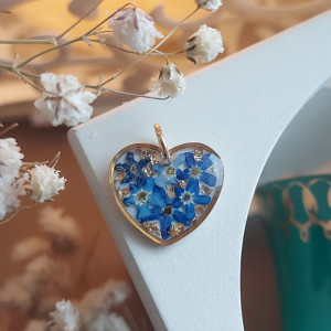 złota zawieszka złoty wisiorek niezapominajki kwiat naszyjnik żywica z żywicy kwiaty z kwiatami niezapominajka z niezapominajkami serce serduszko