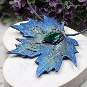 Duży wisior liść klonu - szmaragdowy kryształ