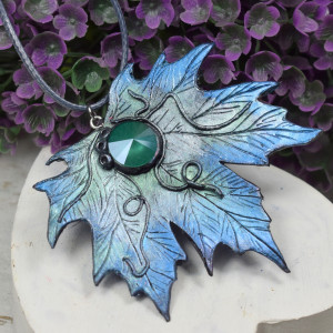 Duży wisior liść klonu -zielony kryształ