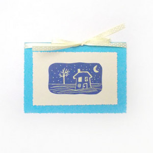 niebieska kartka na Boże Narodzenie, świąteczna z domkiem, domek kartka, noc kartka rysowana ręcznie, bajkowe kartki bez życzeń, rustykalne kartki