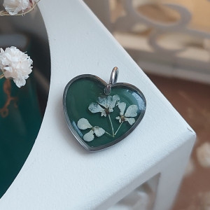 Srebrna zawieszka srebrny wisiorek biały kwiat naszyjnik żywica z żywicy kwiaty z kwiatami serce serduszko butelkowa zieleń