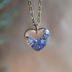 złota zawieszka złoty wisiorek niezapominajki kwiat naszyjnik żywica z żywicy kwiaty z kwiatami niezapominajka z niezapominajkami serce serduszko