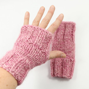 Rękawiczki bez palców mitenki na drutach dziergane różowy melanż