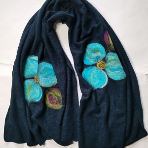 szal wełniany granatowy