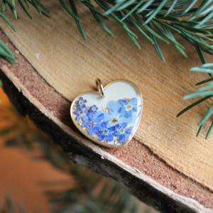złota zawieszka złoty wisiorek niezapominajki kwiat naszyjnik żywica z żywicy kwiaty z kwiatami niezapominajka z niezapominajkami serce serduszko kobieca delikatna na prezent