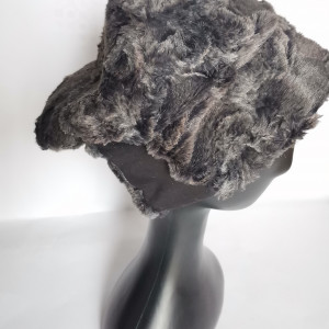 Futrzana szara czapka ze wstawka