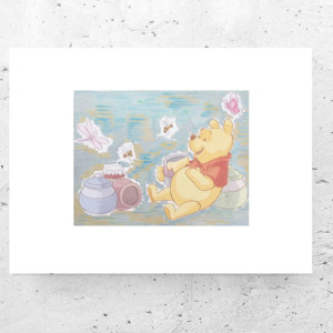 bajkowe plakaty dla dzieci, Kubuś Puchatek plakat A4, kolorowy obrazek z misiem, Kubuś Puchatek obrazek na ścianę, plakat dla chłopca, plakat dla dziewczynki, miód plakat, miód obrazek, dekor
