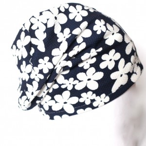 czapka granatowa w kwiaty sportowa