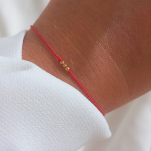 Czerwona bransoletka na szczęście