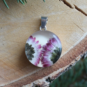 srebrna zawieszka wisiorek naszyjnik różowy kwiat stokrotka żywica epoksydowa jubierska kolor