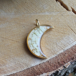 złota zawieszka złoty wisiorek wisior naszyjnik żywica z żywicy kwiaty z prawdziwymi kwiatami beżowy delikatny kobiecy na prezent