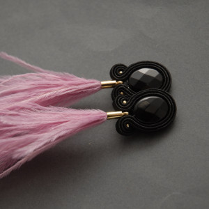 czarno-różowe kolczyki lub klipsy sutasz z piórami