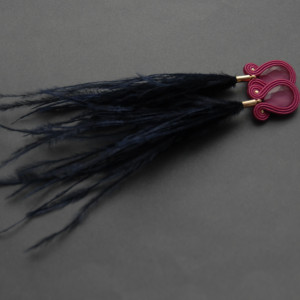 granatowo-fuksjowe kolczyki lub klipsy sutasz z piórami