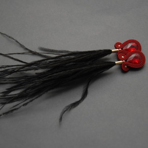 czerwono-czarne kolczyki lub klipsy sutasz z piórami