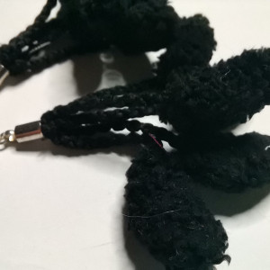 Kolczyki czarne pompony