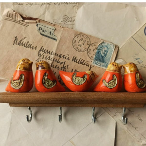 Wieszak z pomarańczowymi ptaszkami