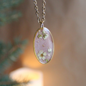 Złota zawieszka złoty wisiorek naszyjnik żywica z żywicy kwiaty z kwiatami jajowata retro naturalna różowe delikatna dziewczęca kobieca brokatowa błyszcząca