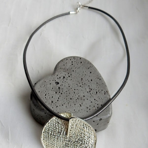 Naszyjnik skórzany z zawieszką o fakturze tkaniny