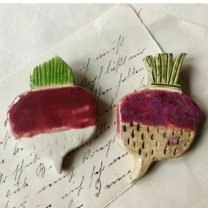 Vege broszki - rzepa, rzodkiew