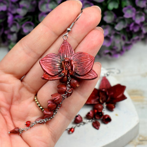 Długie, bordowe kolczyki orchidee