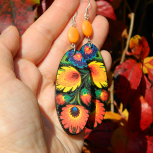 Kolczyki owalne z drewna z ludowymi łowickimi kwiatami i pomarańczowym koralikiem, prezent dla dziewczyny biżuteria etno boho folk, pomarańczowe żółte czarne, folkowe Słowianki