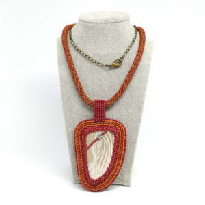 Czerwony naszyjnik z krzemieniem pasiastym