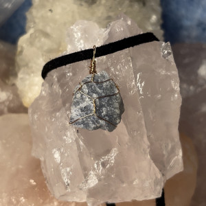 Naszyjnik niebieski awenturyn drucik w kolorze złotym