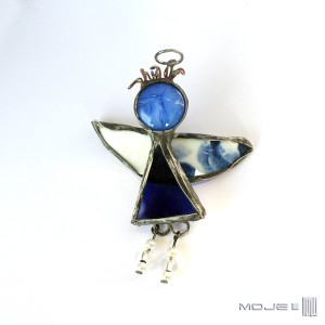 Aniołek z filiżankowymi skrzydłami