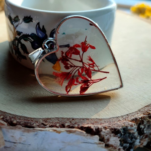 Wisiorek z żywicy - czerwone kwiaty